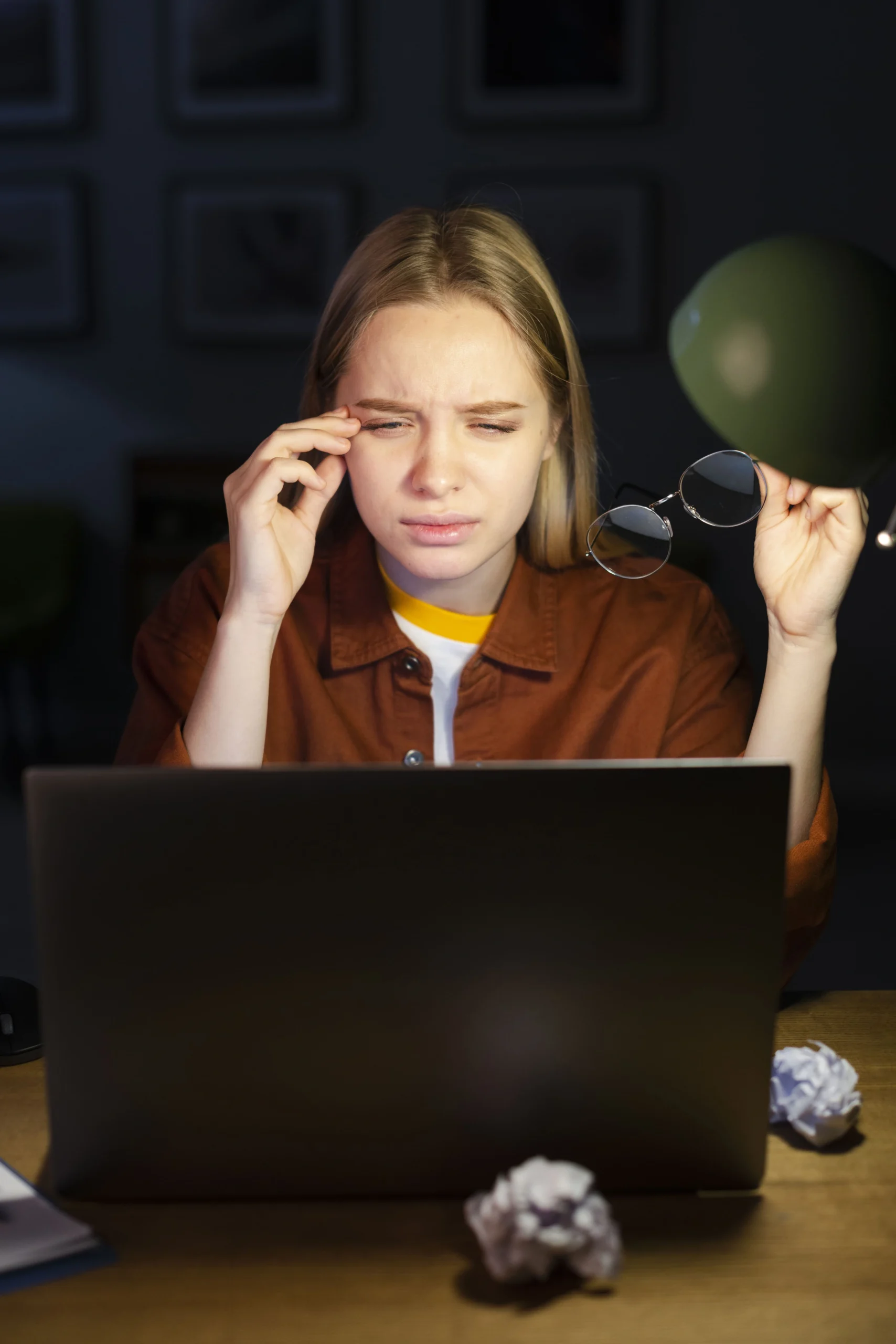 Screen Time and Eye Fatigue: Discusses the mechanics of focus and evidence-based visual protection.